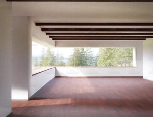 有大窗户和长凳的房间Blend项目源文件