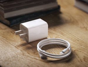 苹果充电器场景C4D工程源文件