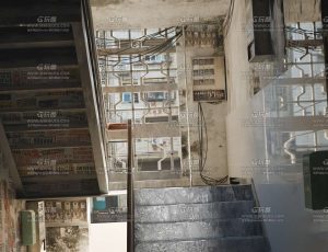 老旧楼梯口场景